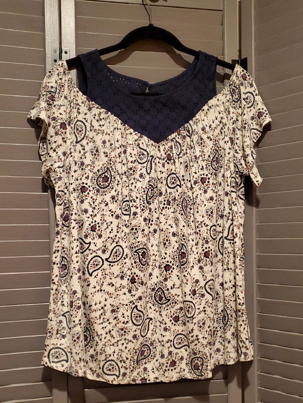 Torrid Women's Navy and Cream Paisley Cold-Shoulder Top Size 00